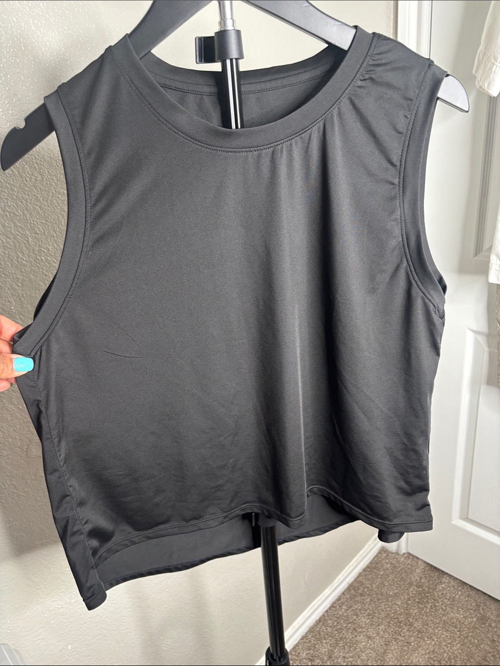 Women's Black Athletic Cropped Tank Top - Sleeveless Activewear